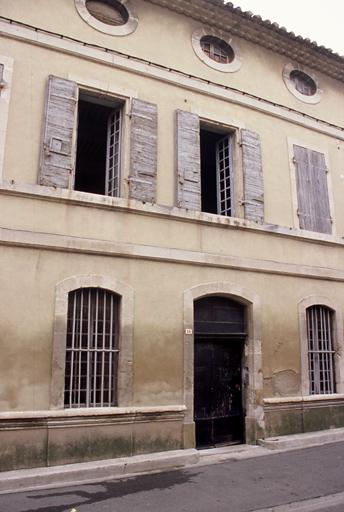 Vue de la façade sur la rue.