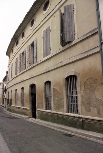 Vue générale de la façade sur la rue.