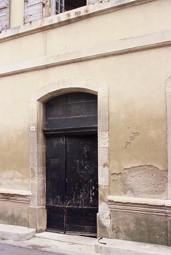 Vue de la façade sur la rue, la porte d'entrée.