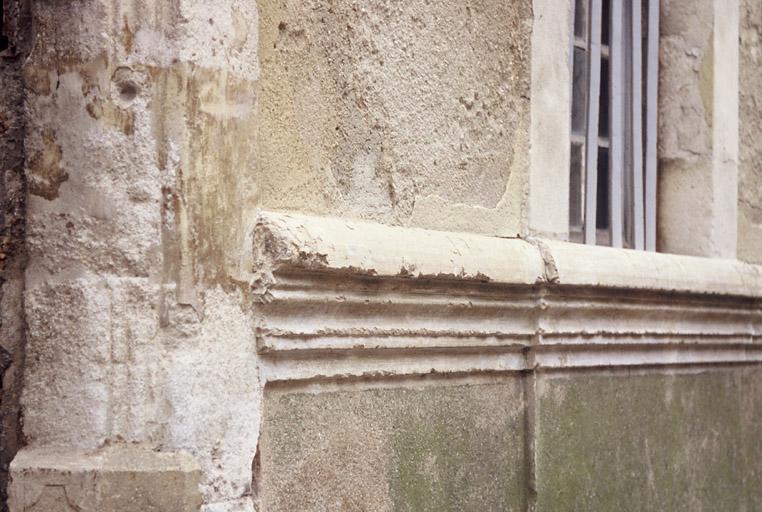 Vue de la façade sur la rue, détail des moulures.