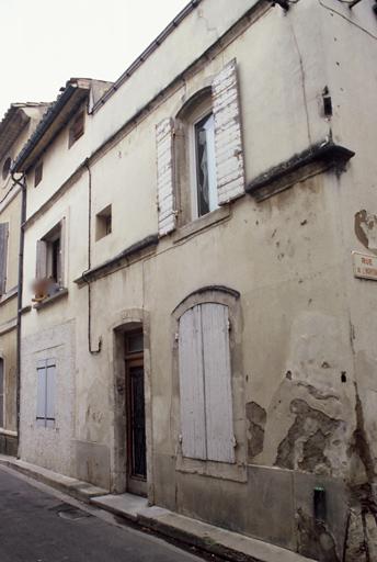 Vue de la façade sur la rue, la partie de l'hôtel d'origine.