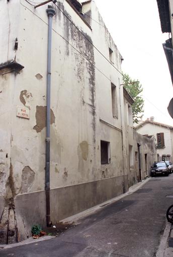 Vue d'une façade latérale sur la ruelle.