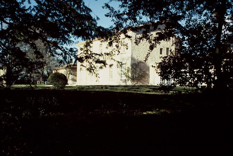 Vue générale, façade sur jardin.