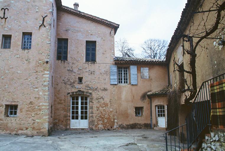 Façade latérale, ancienne ferme.