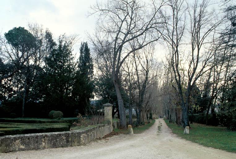 Allée de l'entrée.