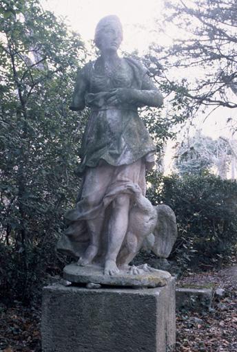 Statue du jardin : Vénus et le paon.