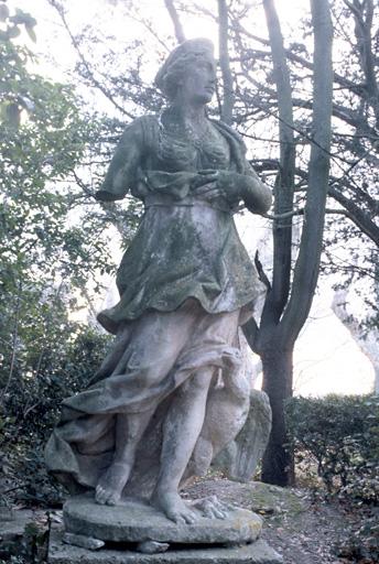 Statue du jardin : Vénus et le paon.