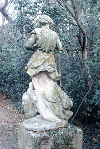 Statue du jardin : Vénus et le paon.