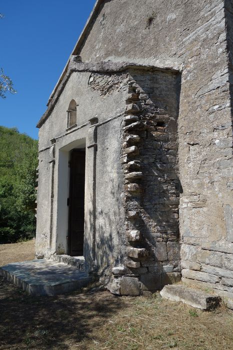 Eglise Sainte-Blaise : porche est, vue générale