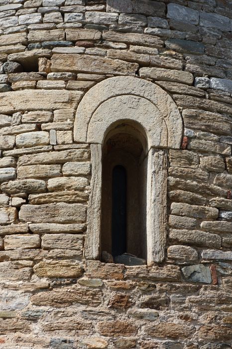 Eglise Saint-Pancrace : abside, détail de la baie axiale