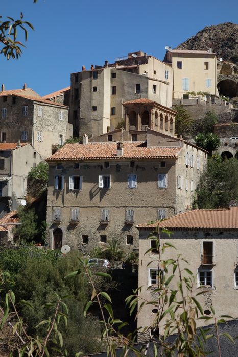 maison Bertola : vue générale de la maison dans on environnement