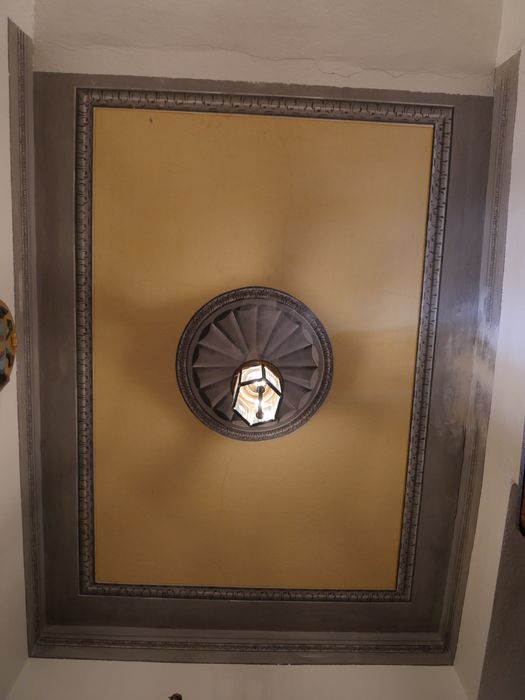 maison Peretti : 2e étage, vestibule, peinture décorative en trompe-l’oeil du plafond, vue générale