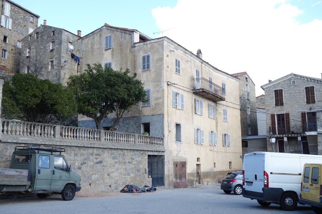 maison Peretti : vue générale de la maison dans son environnement