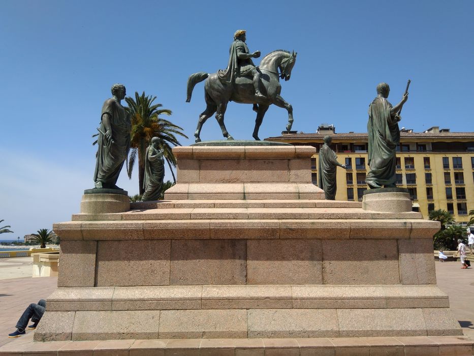 Monument commémoratif Napoléon et ses frères : Monument commémoratif Napoléon et ses frères : Vue d'ensemble depuis l'ouest