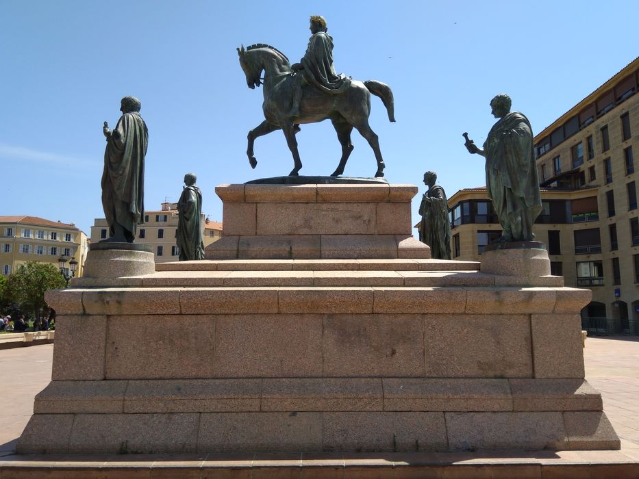 Monument commémoratif Napoléon et ses frères : Monument commémoratif Napoléon et ses frères : Vue d'ensemble depuis l'est