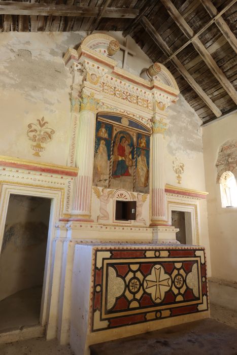 retable du maître-autel, tableaux (panneaux peints) : Vierge à l'Enfant entre saint Jean-Baptiste, sainte Catherine, saint Roch et un saint martyr