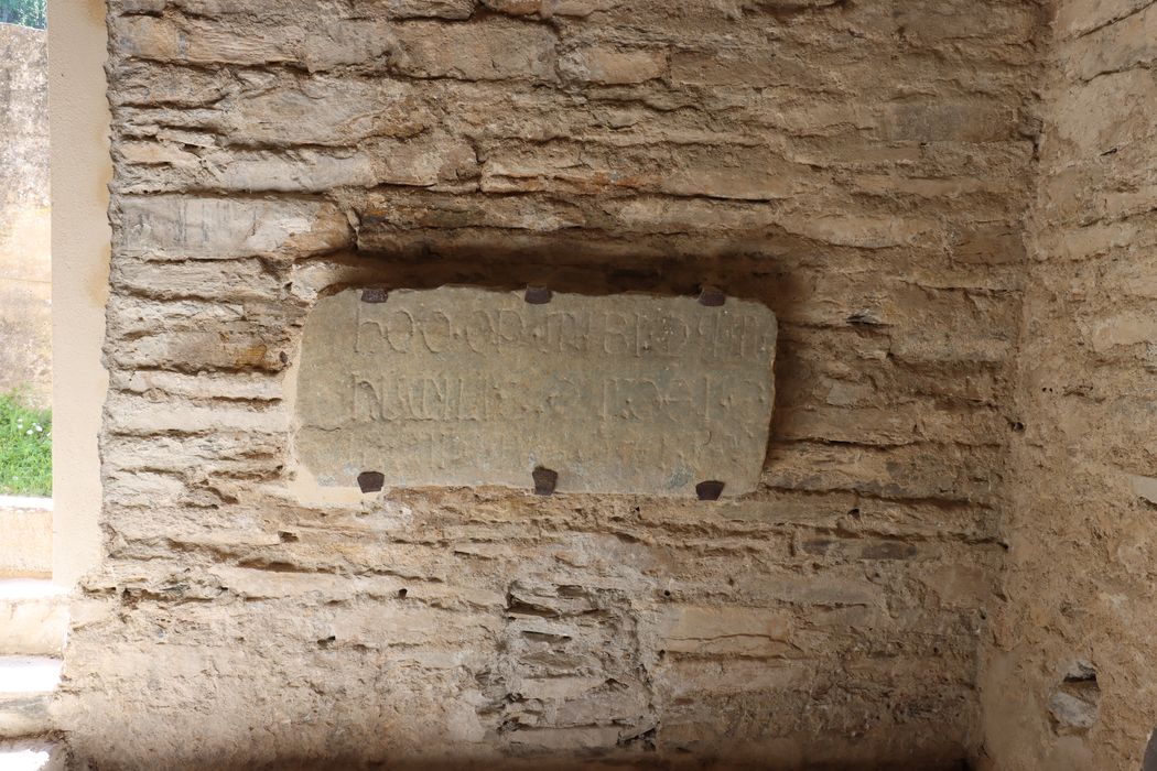 pierre déposée sur le mur ouest comportant une inscription