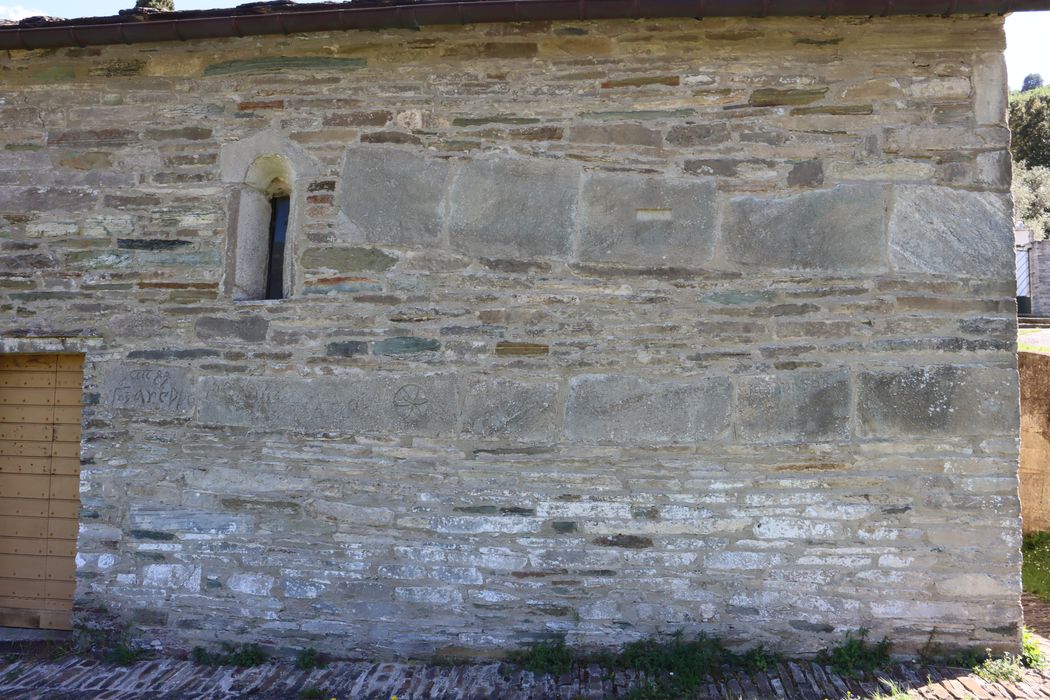 mur latéral nord comportant des pierres gravées, vue partielle