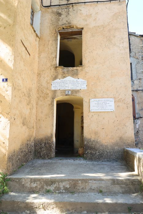 détail de la porte d’accès à la cage d’escalier