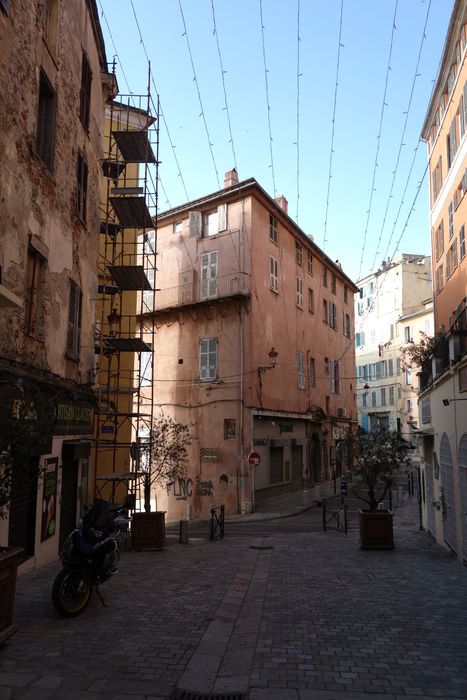 vue générale des façades sur rues