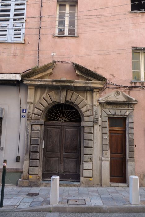 façade sur rue, détail des portes d’accès