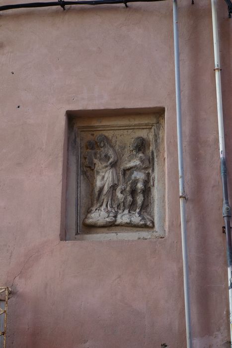 façade sur rue, détail d’un bas-relief représentant la Vierge à l’Enfant et saint Roch