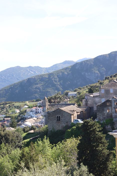 vue générale de la maison dans son environnement depuis le nord