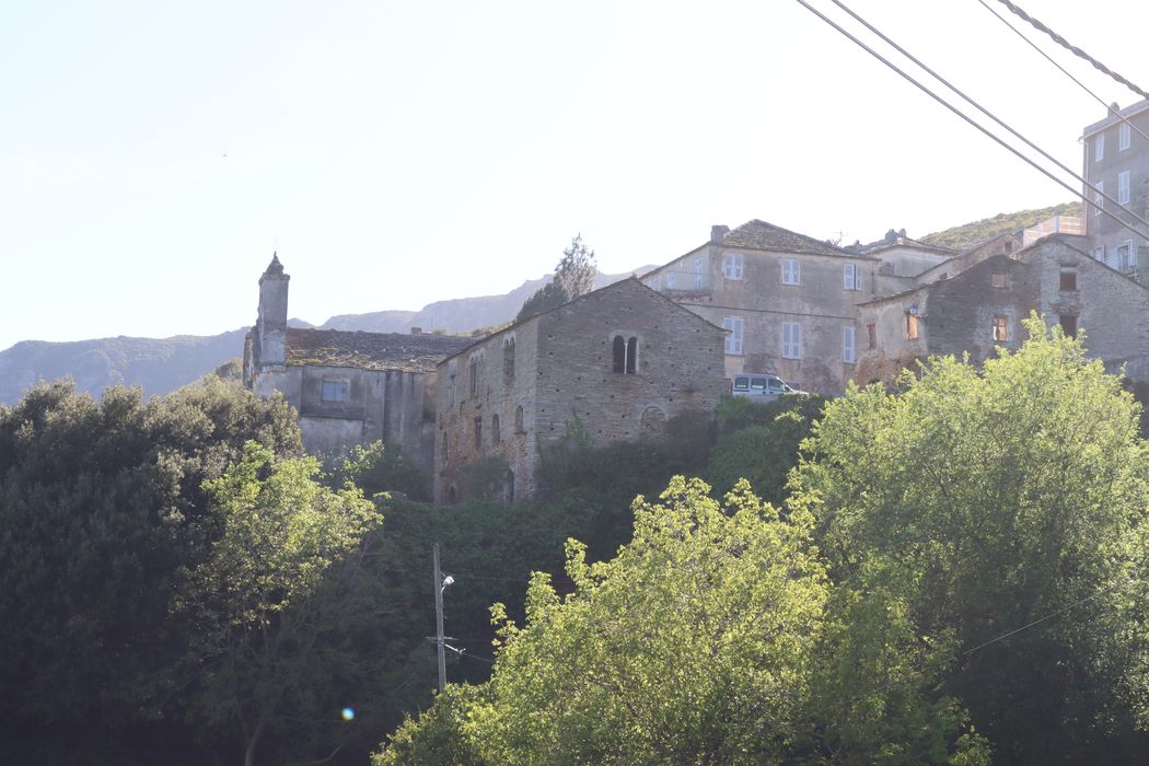 vue générale de la maison dans son environnement depuis le nord