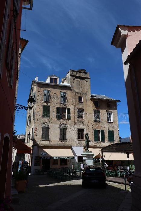 vue générale de la façade principale avec les traces d’impacts