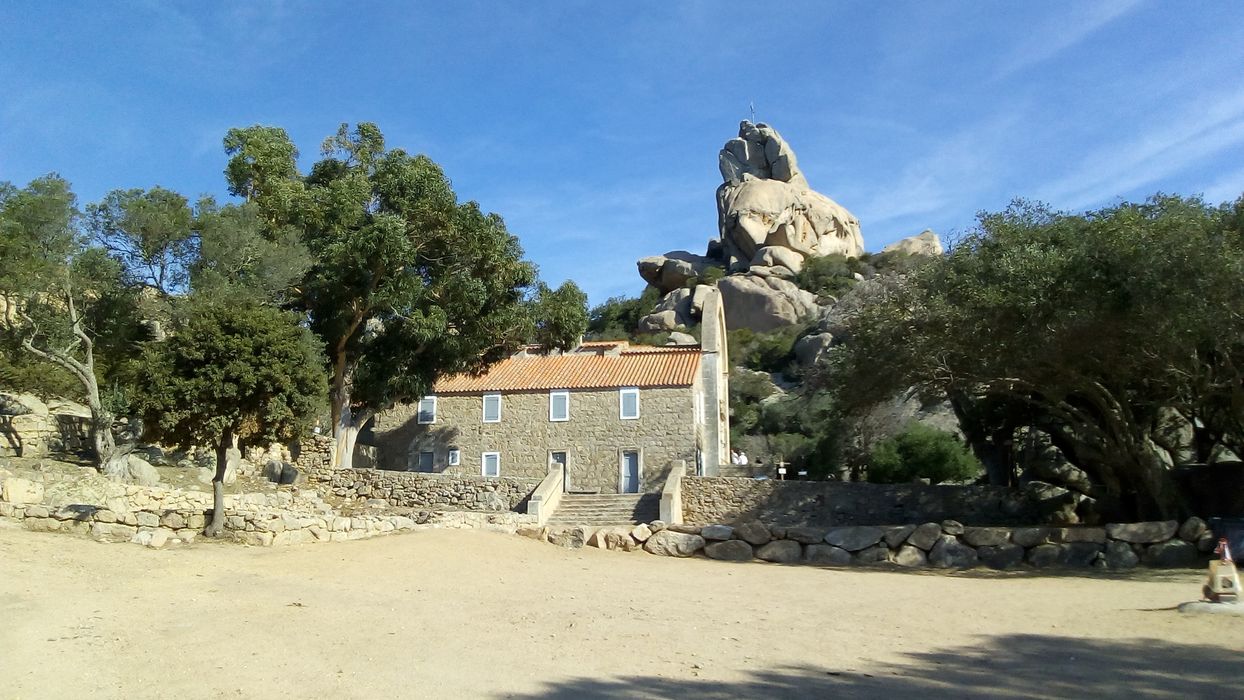 vue générale de la chapelle dans son environnement depuis le Sud