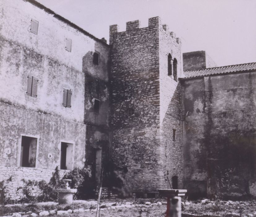 tour campanile adossée à l'église conventuelle et l'aile nord du couvent