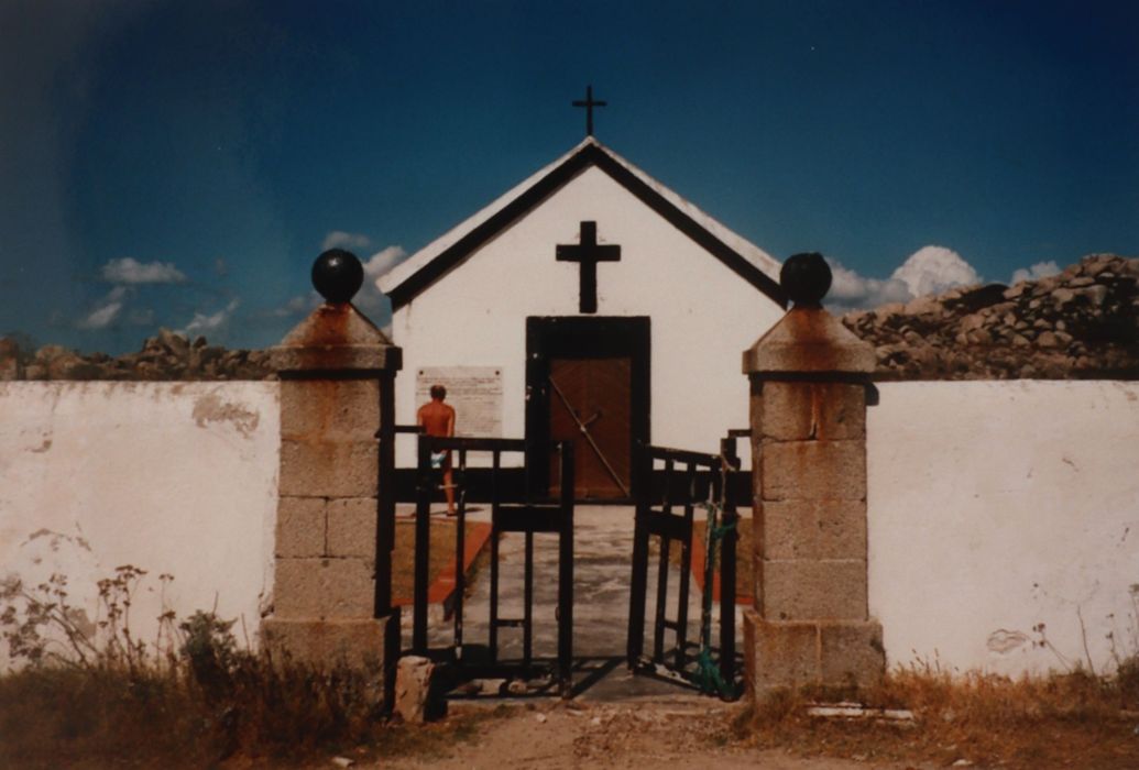 vue partielle du cimetière des naufragés de la Sémillante dans son environnement