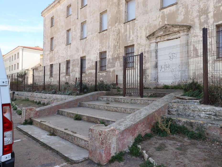 façade nord, porte d’accès est