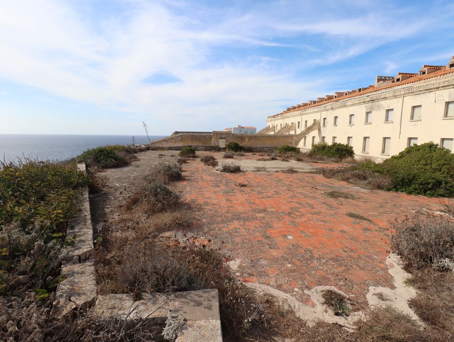 vue générale sur la terrasse sud abritant les citernes