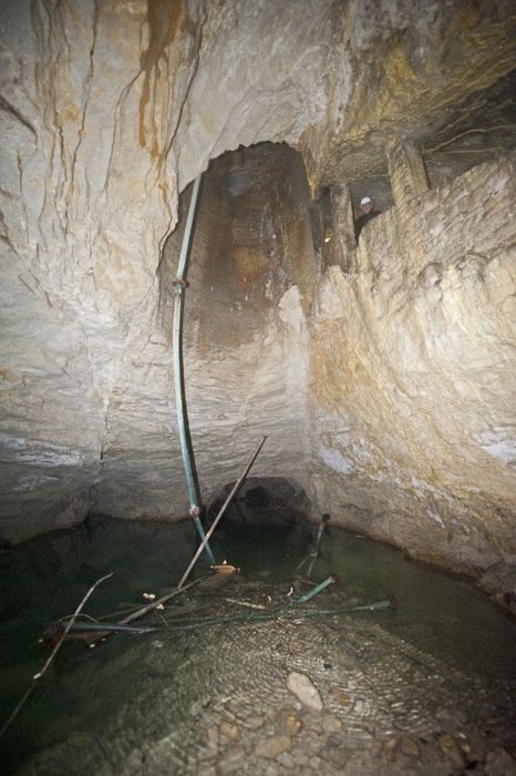 partie inférieure au niveau de la nappe d’eau