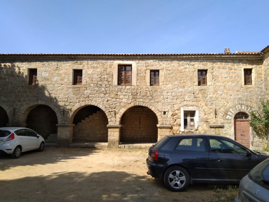 façade sur cour, vue partielle