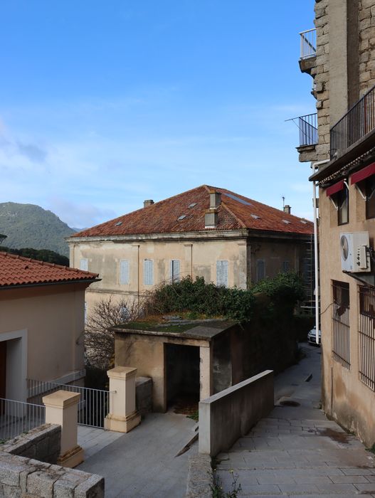 vue partielle de la maison dans son environnement