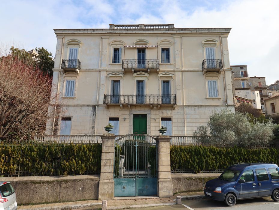 façade principale avec escalier d'honneur