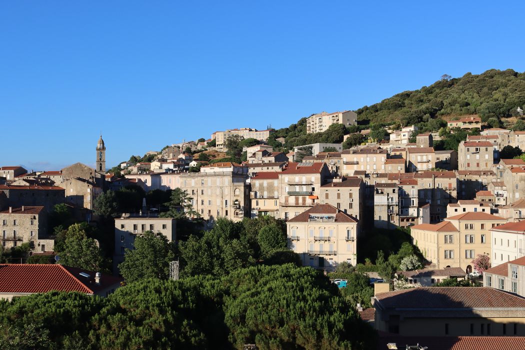 vue générale de la maison dans son environnement urbain