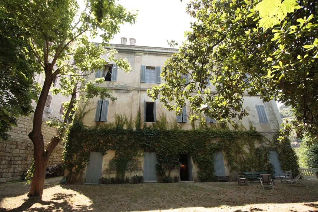 façade latérale sur jardin