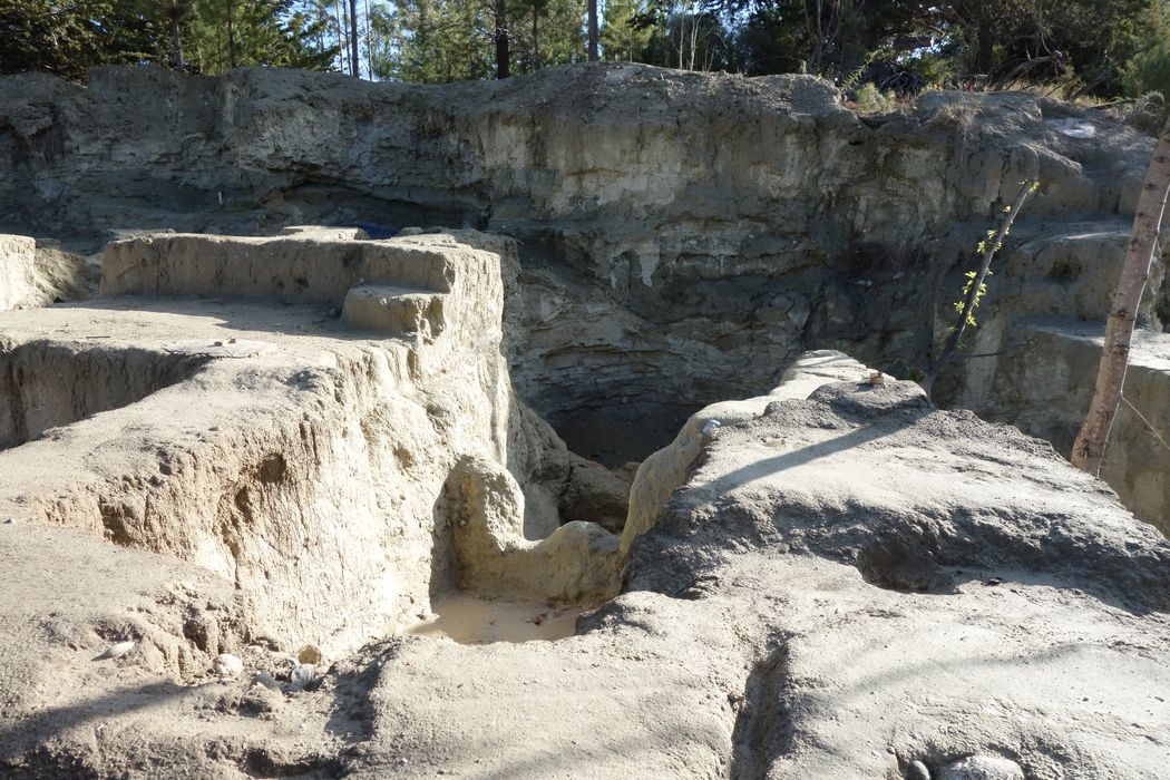 tombes en partie creusées dans le substrat rocheux