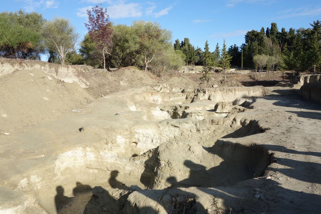 tombes en partie creusées dans le substrat rocheux