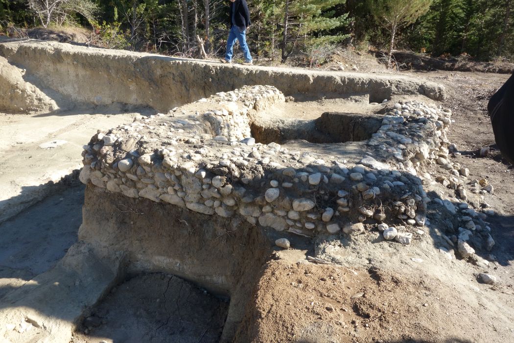 mur en terre fermant l'accès au tombeau