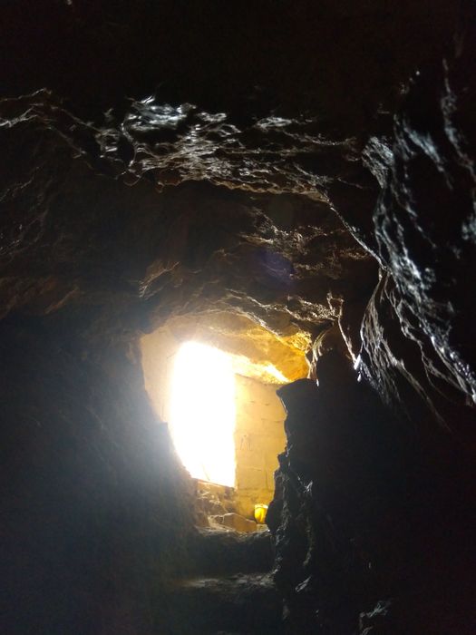 boyau d’accès à la grotte