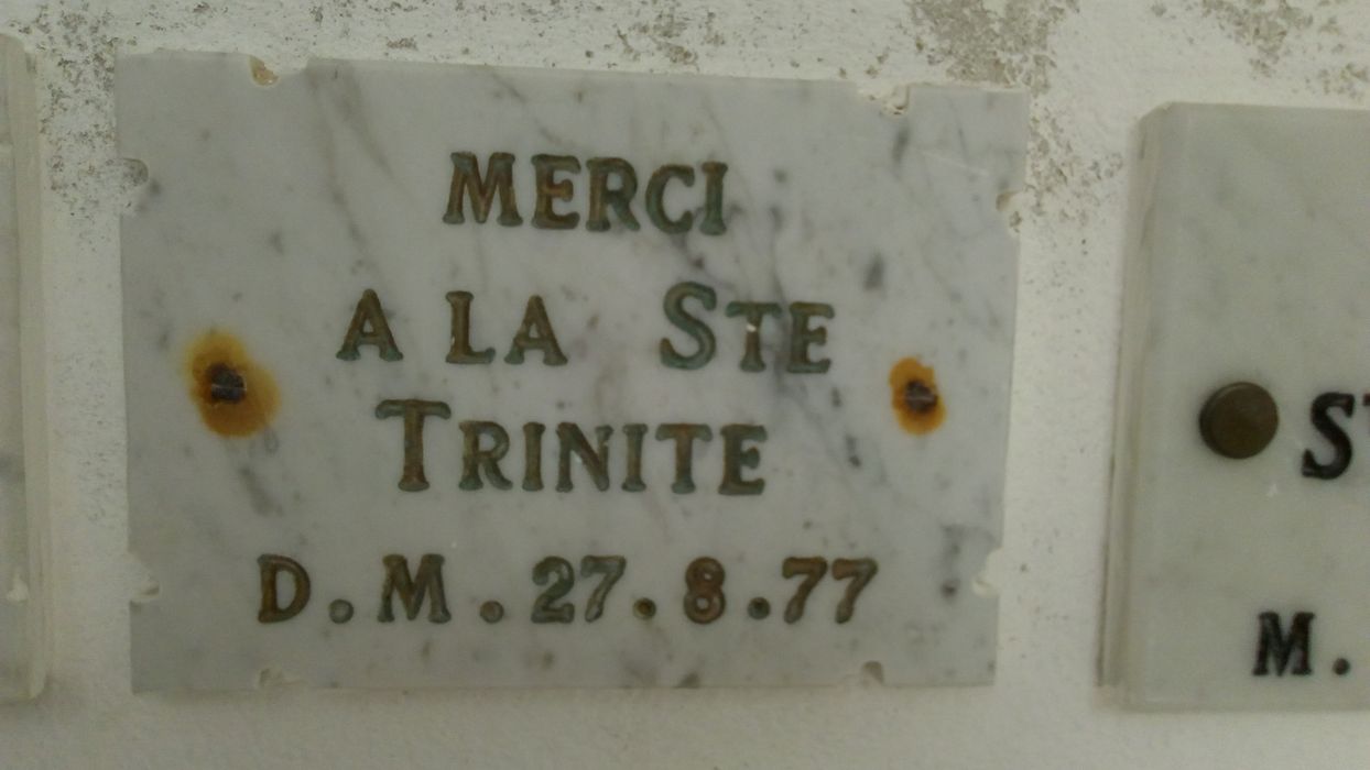 ex-voto mural : Merci à la Ste Trinité D.M. 27.8.77 - © Ministère de la Culture (France), Direction Régionale des Affaires Culturelles de Corse – Tous droits réservés