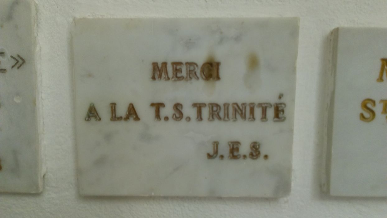 ex-voto mural : Merci à la Sainte Trinité J.E.S. - © Ministère de la Culture (France), Direction Régionale des Affaires Culturelles de Corse – Tous droits réservés