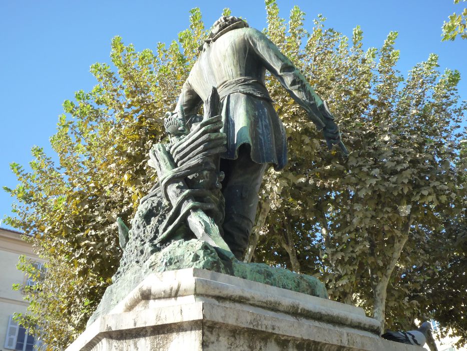 vue générale de la statue