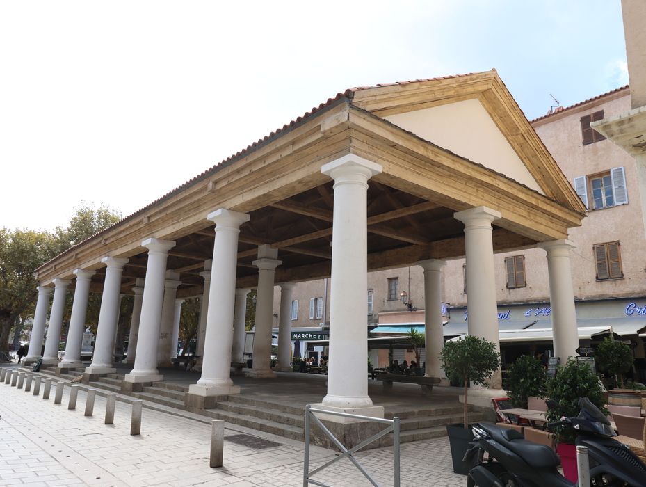 vue générale de la halle depuis le nord-est (façade principale côté place)