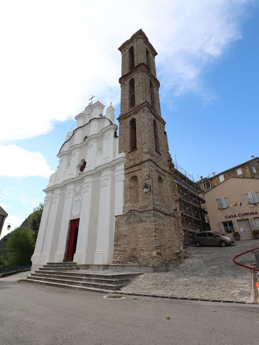 vue générale de l'église depuis le sud-est (la façade principale est orientée face au sud)