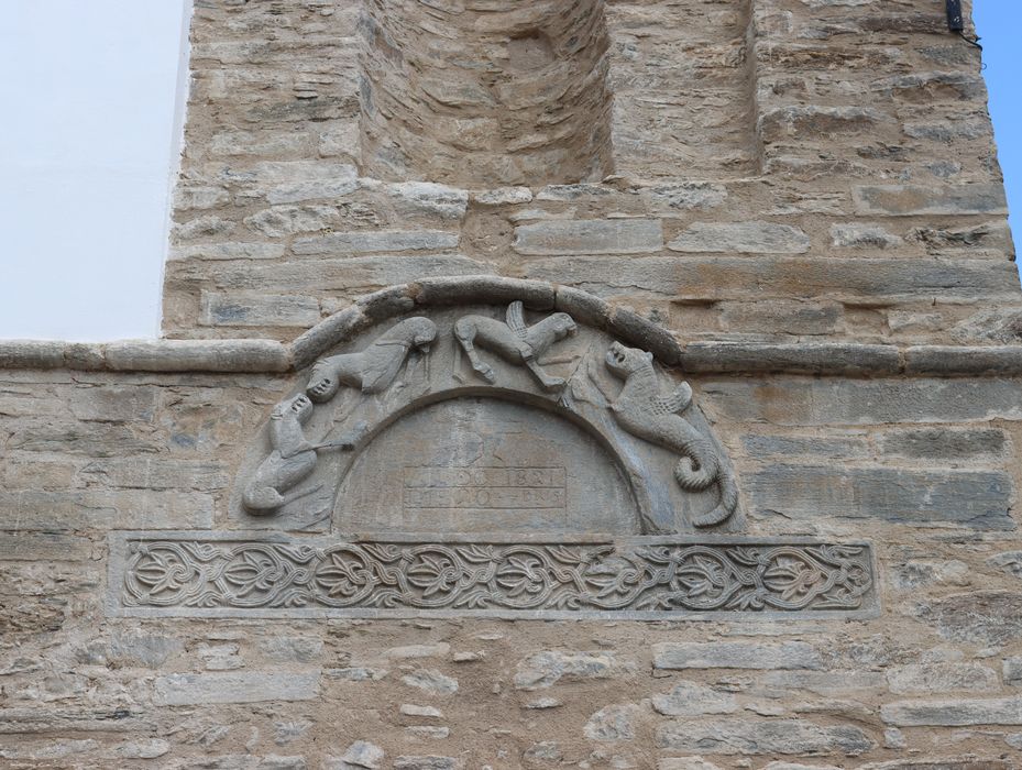 bas-relief provenant de l'édifice roman, inclut dans le clocher